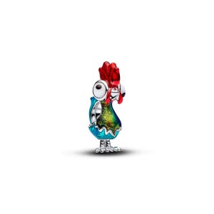 Può includere: Un charm colorato a forma di gallo dei cartoni animati. Il charm presenta una cresta rossa, grandi occhi bianchi e un corpo blu e verde. Il gallo ha zampe e un becco argentati. Questo charm è probabilmente per un braccialetto o una collana.