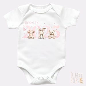 Geboren in 2025 Weste, personalisierte Baby Geschenk, süße Baby Ankündigung, Neugeborene Weste, Baby Shower Geschenk