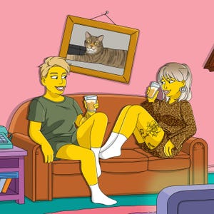 Op de afbeelding: Illustratie van twee mensen op een bruine bank, elk met een drankje. De een draagt een groene outfit, de ander een luipaardprint jurk. Een ingelijste kattenportret hangt aan de roze muur.