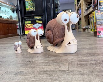 Merv, die Schnecke | Lustige 3D-gedruckte Schneckenfigur mit beweglichen Augen | Niedlicher Schreibtischbegleiter | Regaldekoration | Einzigartiges Geschenk für Schneckenliebhaber