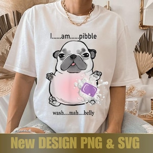 Pode incluir: Camiseta branca com um desenho de pug de desenho animado e o texto "I......am......pibble wash....mah....belly". O pug é retratado com uma bolha de sabão rosa e uma barra de sabão roxa. A parte inferior da camisa tem o texto "New DESIGN PNG & SVG".