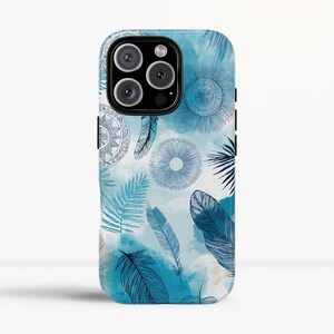 Può includere: Custodia per telefono blu e bianca con un design ad acquerello. La custodia presenta un motivo di piume, foglie e disegni circolari in tonalità di blu. La custodia ha una finitura lucida e un ritaglio per la fotocamera.