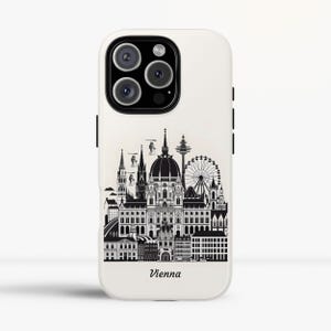 Puede incluir: Funda de teléfono blanca con un diseño en blanco y negro del horizonte de Viena. El diseño incluye monumentos emblemáticos como la noria y la catedral de San Esteban. La palabra "Vienna" está impresa en la parte inferior.
