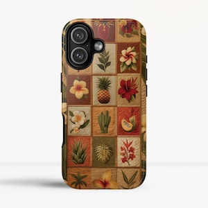 Op de afbeelding: Een telefoonhoesje met een patchwork-ontwerp van tropische bloemen, fruit en bladeren. De hoes heeft een bruine achtergrond met vierkanten in verschillende kleuren, elk met een andere bloemen- of fruitillustratie. De hoes heeft een camera-uitsparing.