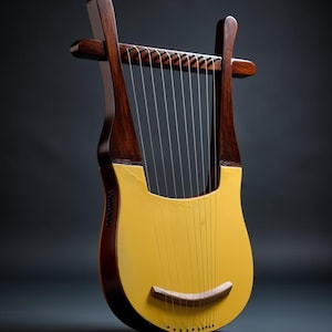 Pode incluir: Uma lira, um instrumento musical de cordas, apresenta um corpo amarelo com detalhes em madeira castanha escura. O instrumento tem uma base curva e uma série de cordas esticadas sobre o corpo. O design da lira é simples e elegante.