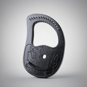 Puede incluir: Una lira negra con cuerdas, con figuras talladas en forma de dragón en el cuerpo. El instrumento tiene una forma redondeada con una gran abertura central y clavijas de afinación en la parte superior. Las cuerdas son visibles, tensadas a través del agujero de sonido.