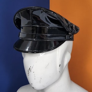 Glanzend veganistische leren motorpet, glanzende Pride Officer-hoed, pvc-kleppet, LGBTQ-clubkleding