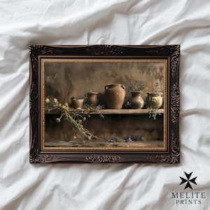 Puede incluir: Impresión enmarcada de naturaleza muerta. Muestra una estantería con varios jarrones de barro y un mortero. La obra utiliza una paleta de colores cálidos y terrosos con tonos marrones, beige y dorados. El marco es marrón oscuro con detalles ornamentales.