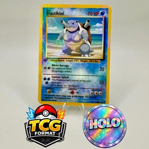 Peut inclure: Une carte à collectionner Pokémon "Blastikini" avec un design bleu et jaune. La carte présente une créature ressemblant à une tortue de dessin animé sur une scène de plage, avec du texte indiquant ses capacités et ses statistiques. Comprend un logo "TCG FORMAT" et un autocollant holographique.