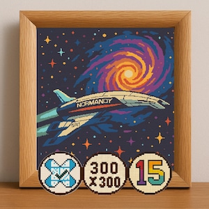 Peut inclure: Broderie au point de croix d'un vaisseau spatial nommé "Normandy" dans l'espace, encadrée en bois. Le design pixelisé montre un fond de galaxie, une nébuleuse tourbillonnante et des étoiles. Le texte "SR1" est visible. Dimensions: 300 x 300 points.
