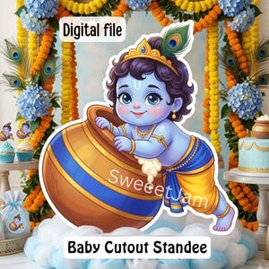 Puede incluir: Un archivo digital de una figura recortada de un bebé Krishna con piel azul y una pluma de pavo real en el cabello, apoyado sobre una gran vasija marrón y azul. La imagen incluye el texto Digital file y Baby Cutout Standee.