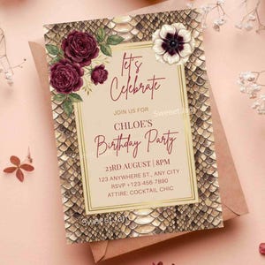 Op de afbeelding: Verjaardagskaart met een slangenleerpatroon. Het heeft bordeauxrode rozen en de tekst "Let's Celebrate" en "Chloe's Birthday Party". Details zijn de datum, tijd, locatie, RSVP en dresscode, allemaal in een stijlvol ontwerp.