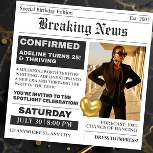 以下が含まれることがあります： 新聞の表紙としてデザインされた誕生日パーティーの招待状。「Breaking News」の見出しと「Adeline Turns 25! & Thriving」のテキスト。黒いスーツを着た人物の写真、金のハートの風船、パーティーの詳細が含まれています。