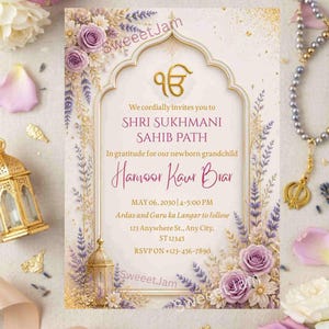 Op de afbeelding: Een rechthoekige uitnodigingskaart met een gouden boogframe, lavendelkleurige en witte bloemaccenten en het gouden Ik Onkar-symbool. De tekst luidt: We cordially invites you to SHRI SUKHMANI SAHIB PATH, In gratitude for our newborn grandchild, Harnoor Kaur Brar, MAY 06, 2030, 4-5:00 PM, Ardas and Guru ka Langar to follow, 123 Anywhere St., Any City, ST 12345, RSVP ON +123-456-7890.