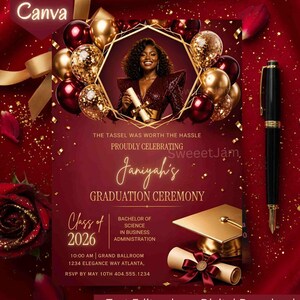 Pode incluir: Um modelo de convite para cerimônia de formatura em vermelho profundo com detalhes dourados. Apresenta a foto de um formando, balões dourados, um capelo e um diploma. O texto inclui: Janiyah's Graduation Ceremony, Class of 2026, Bachelor of Science in Business Administration e detalhes do evento.