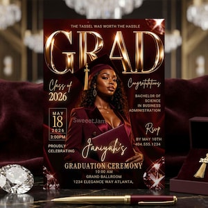 Pode incluir: Anúncio de formatura bordô com uma mulher de chapéu e toga. O design inclui a palavra "GRAD" em dourado, detalhes do evento e o nome da graduada. O texto diz "Turma de 2026" e "Cerimônia de Formatura".
