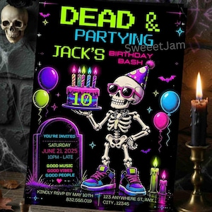 Könnte beinhalten: Eine schwarze Geburtstagseinladungskarte mit einem Skelett, das eine Sonnenbrille, einen Partyhut und Turnschuhe trägt und einen Kuchen mit der Zahl 10 hält. Der Text lautet DEAD & PARTYING JACK'S BIRTHDAY BASH, inklusive Datum am 21. Juni 2025.