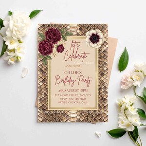 K&ouml;nnte beinhalten: Eine Geburtstagseinladung mit einem Schlangenmuster-Rand und floralen Akzenten. Auf der Einladung steht "Let's Celebrate" und "Chloe's Birthday Party" mit Veranstaltungsdetails. Das Design umfasst burgunderrote Rosen und eine wei&szlig;-violette Blume.