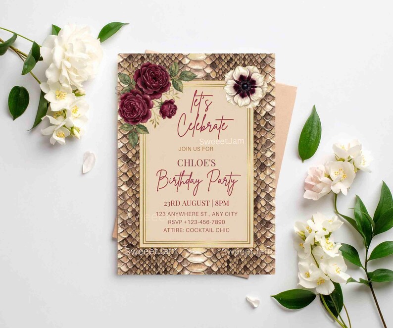 K&ouml;nnte beinhalten: Eine Geburtstagseinladung mit einem Schlangenmuster-Rand und floralen Akzenten. Auf der Einladung steht "Let's Celebrate" und "Chloe's Birthday Party" mit Veranstaltungsdetails. Das Design umfasst burgunderrote Rosen und eine wei&szlig;-violette Blume.