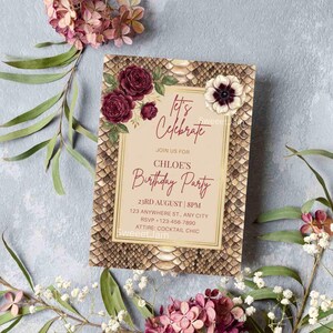 K&ouml;nnte beinhalten: Eine Geburtstagseinladung mit einem Schlangenmuster-Rand und floralen Akzenten. Auf der Einladung steht "Let's Celebrate" und enth&auml;lt Party-Details wie Datum, Uhrzeit und Ort.