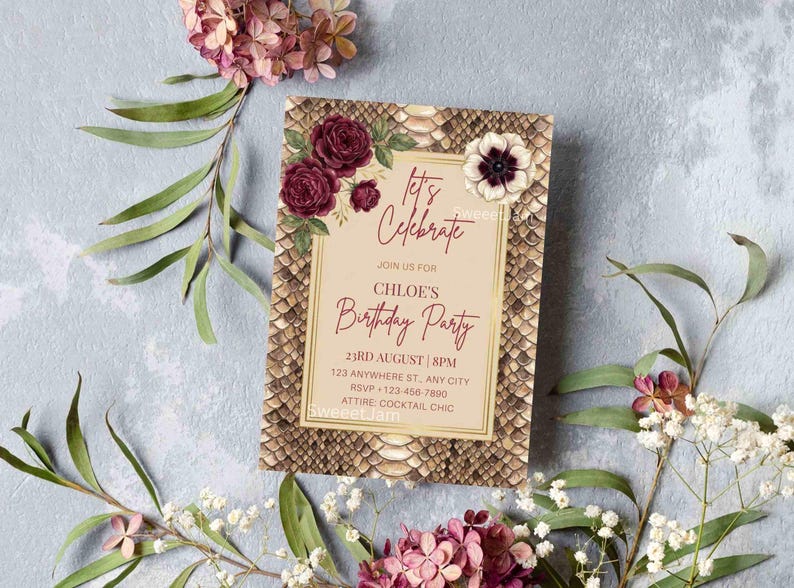 K&ouml;nnte beinhalten: Eine Geburtstagseinladung mit einem Schlangenmuster-Rand und floralen Akzenten. Auf der Einladung steht "Let's Celebrate" und enth&auml;lt Party-Details wie Datum, Uhrzeit und Ort.