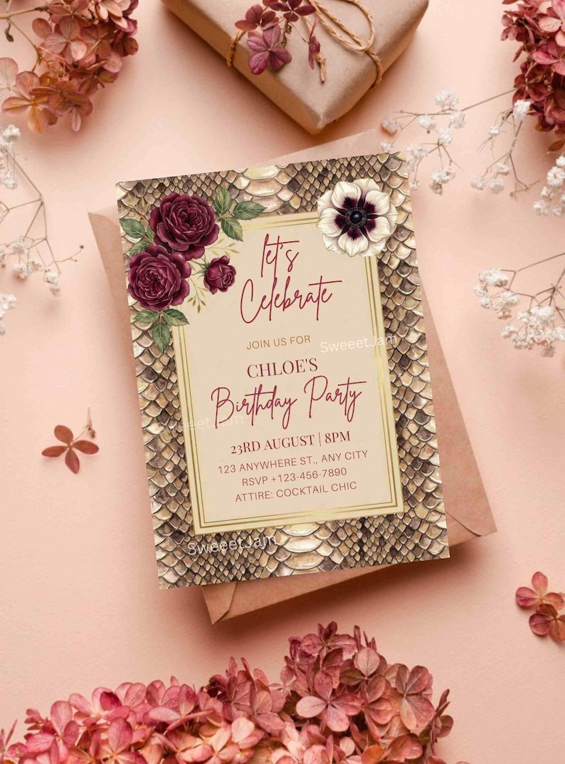 K&ouml;nnte beinhalten: Einladungskarte zum Geburtstag mit Schlangenhautmuster. Sie zeigt burgunderfarbene Rosen und den Text &bdquo;Let's Celebrate&ldquo; und &bdquo;Chloe's Birthday Party&ldquo;. Details sind Datum, Uhrzeit, Ort, RSVP und Kleiderordnung in einem stilvollen Design.