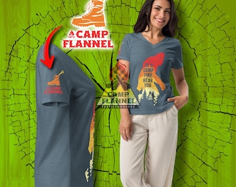 T-shirt femme à col V décontracté, motif flanelle, Bigfoot, Sasquatch, Yéti, monstre, légende, mythe, camp d'été, feu de camp, camping, randonnée