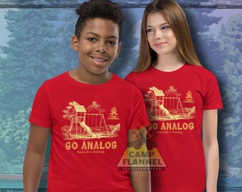 T-shirt à manches courtes pour jeune, T-shirt, flanelle de camping, Passez à l'analogique, T-shirt rétro, Réinitialiser, Vacances, Numérique, Feu de camp, colonie de vacances vintage