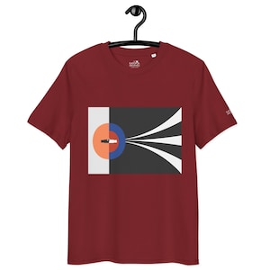 Könnte beinhalten: Bordeauxfarbenes T-Shirt mit einem grafischen Design. Das Design umfasst einen Kreis, der in orangefarbene und weiße Abschnitte unterteilt ist, einen blauen Kreis und ein schwarzes Rechteck mit weißen Linien. Das T-Shirt hängt an einem schwarzen Kleiderbügel.