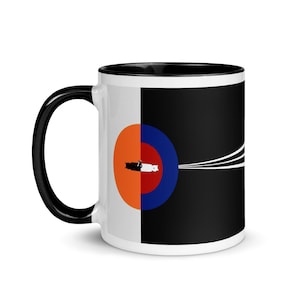 Può includere: Tazza in ceramica bianca con interno e manico neri. La tazza presenta un design diviso con un lato nero e bianco e una grafica di due gatti sull'altro lato. I gatti sono sdraiati, uno nero e uno bianco, all'interno di un cerchio.