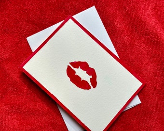 Tarjeta de arte con labios rojos en acuarela: beso pintado a mano, tarjeta en blanco para cualquier ocasión.