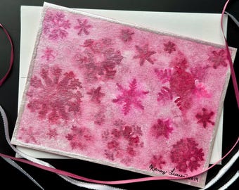 Tarjeta de acuarela con copos de nieve rosas hechos a mano: decoración navideña