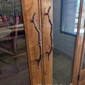 Maniglia per porta in rame rustico realizzata a mano: maniglia in metallo testurizzato unica per cancelli, armadi e design d'interni