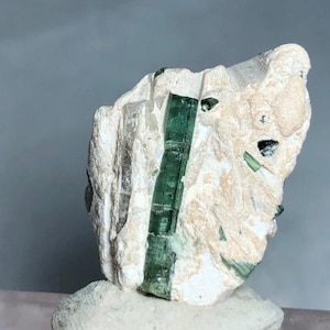 Ejemplar de cristal de turmalina verde (verdelita) en matriz blanca procedente de Afganistán, 8 g.