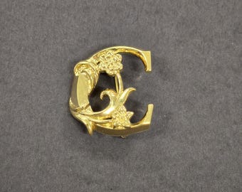 Spilla floreale vintage Avon color oro: spilla con monogramma iniziale della lettera C. Firmata. Timbrata.