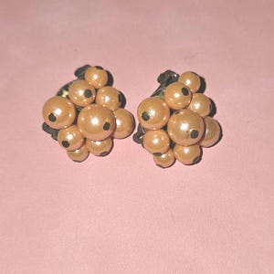 Pfirsichfarbene Kunstperlen Ohrclips: Modeschmuck 1980er Jahre