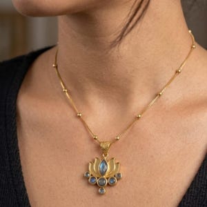 Lotus Blume Anhänger Halskette, natürlicher Labradorit Edelstein Schmuck, spirituelle Halskette.