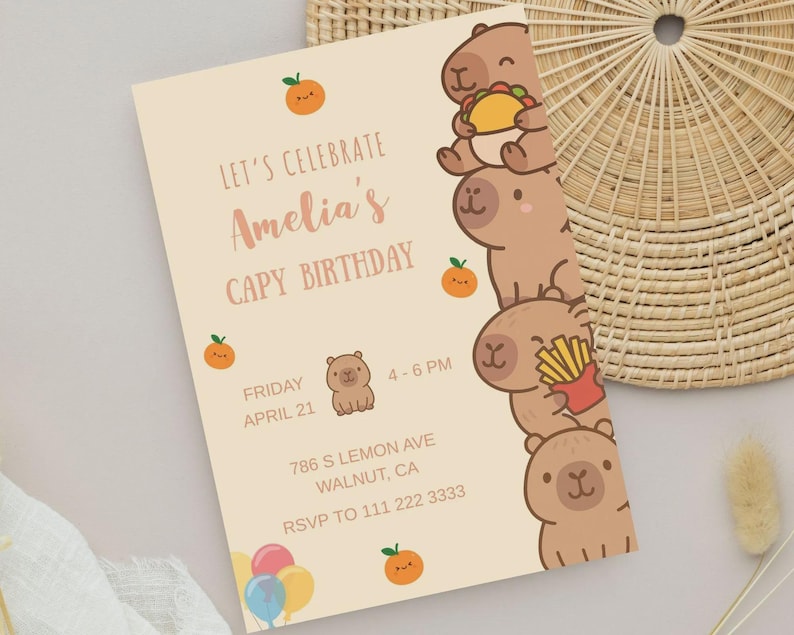 Może przedstawiać: Jasnobeżowe zaproszenie urodzinowe z napisem "LET'S CELEBRATE Amelia's CAPY BIRTHDAY". Zaproszenie zawiera ilustracje kapibar i pomarańczy. Uwzględniono r&oacute;wnież datę, godzinę i adres.