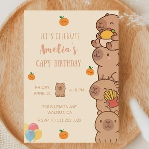 Może przedstawiać: Beżowe zaproszenie urodzinowe z napisem "Let's Celebrate Amelia's Capy Birthday". Zaproszenie zawiera ilustracje kapibar, pomarańczy i balon&oacute;w. Uwzględniono r&oacute;wnież datę i godzinę.