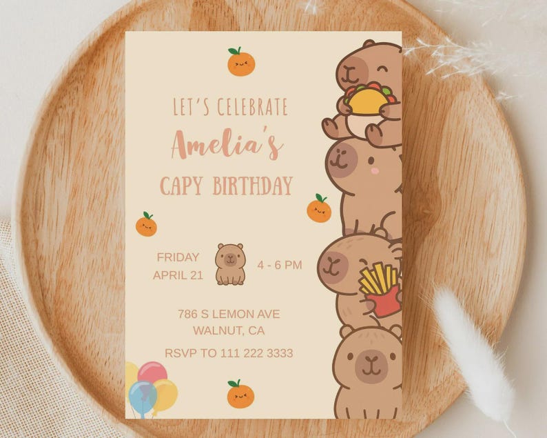Może przedstawiać: Beżowe zaproszenie urodzinowe z napisem "Let's Celebrate Amelia's Capy Birthday". Zaproszenie zawiera ilustracje kapibar, pomarańczy i balon&oacute;w. Uwzględniono r&oacute;wnież datę i godzinę.