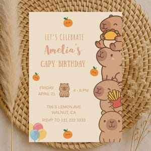 Może przedstawiać: Jasnobeżowe zaproszenie urodzinowe z napisem "LET'S CELEBRATE Amelia's CAPY BIRTHDAY". Zaproszenie zawiera ilustracje kapibar i pomarańczy. Data i godzina to piątek, 21 kwietnia, 16-18.