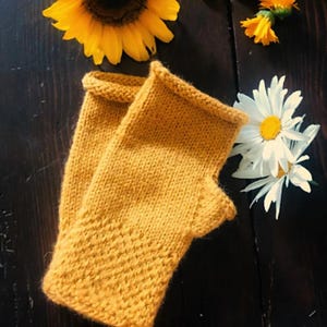 fingerless glove knitting pattern, ladies Aran weight glove knitting pattern, women&#39;s fingerless gloves knitting pattern