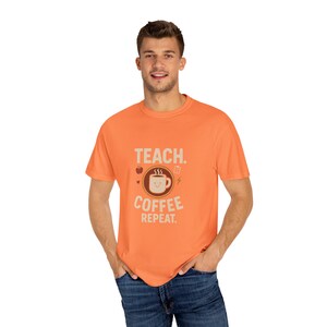 Koszulka z nadrukiem „Teacher Coffee”: Koszulka z bawełny barwionej na odzieży metodą ring-spun