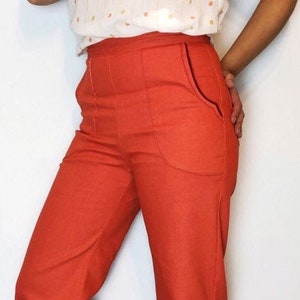 60s inspierd wide pants, big pockets, stretch. Small and medium only! Pumpkin colored