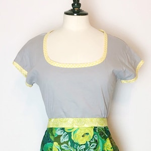 Cap sleeve T-shirt with scoop neck. Size Small