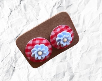 Earring, stud earrings, resin and nickel free. Cute button with flowers.