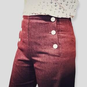 Pantalon marin authentique, denim rouge foncé, taille haute, stretch. Prêt pour l'expédition image 4