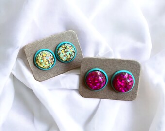 Earring, stud earrings, resin and nickel free. Enamel and glitter flakes.