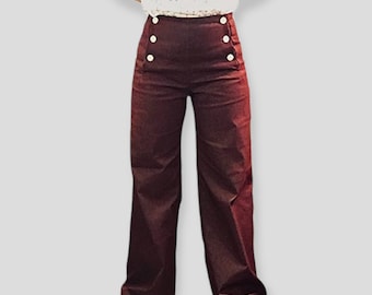 Pantalon marin authentique, denim rouge foncé, taille haute, stretch. Prêt pour l'expédition!