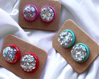 Earring, stud earrings, resin and nickel free. Enamel and glitter flakes.